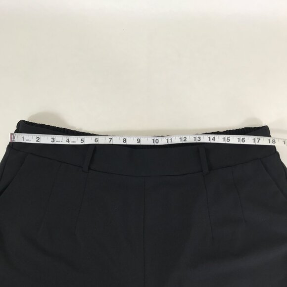Torrid 5 Inch Pull-On Stretch Crepe Mid-Rise Short Women's Plus Size 2/2X Black - Picture 4 of 10